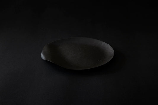 Assiette ronde en papier laquée en noir 