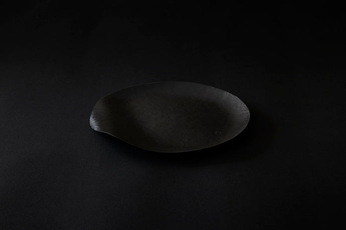 Assiette ronde en papier laquée en noir 