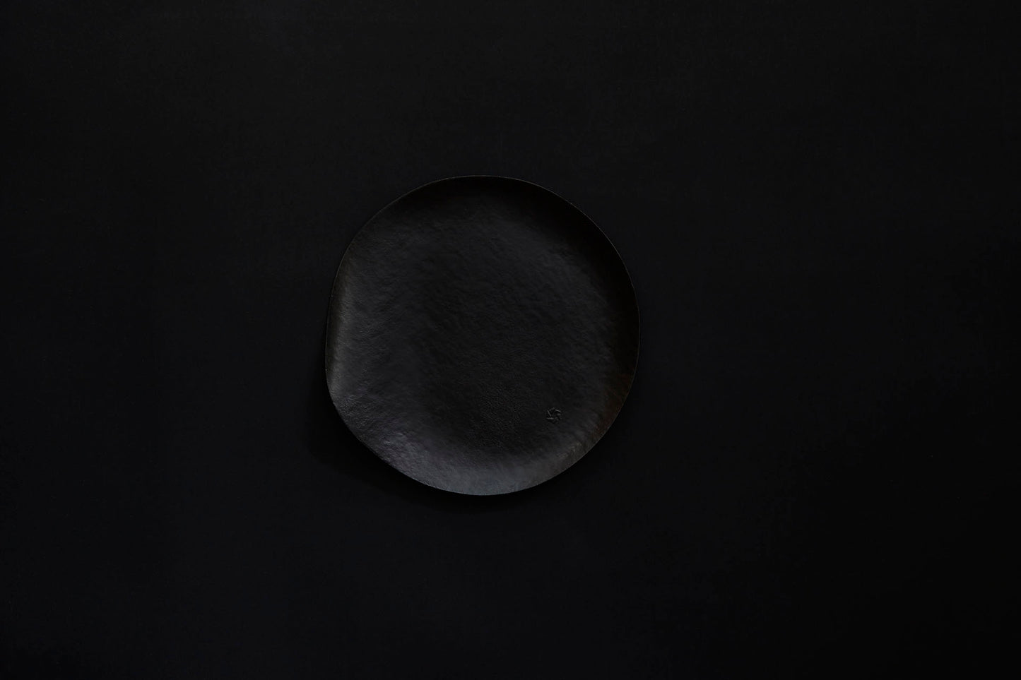 Assiette ronde en papier laquée en noir 