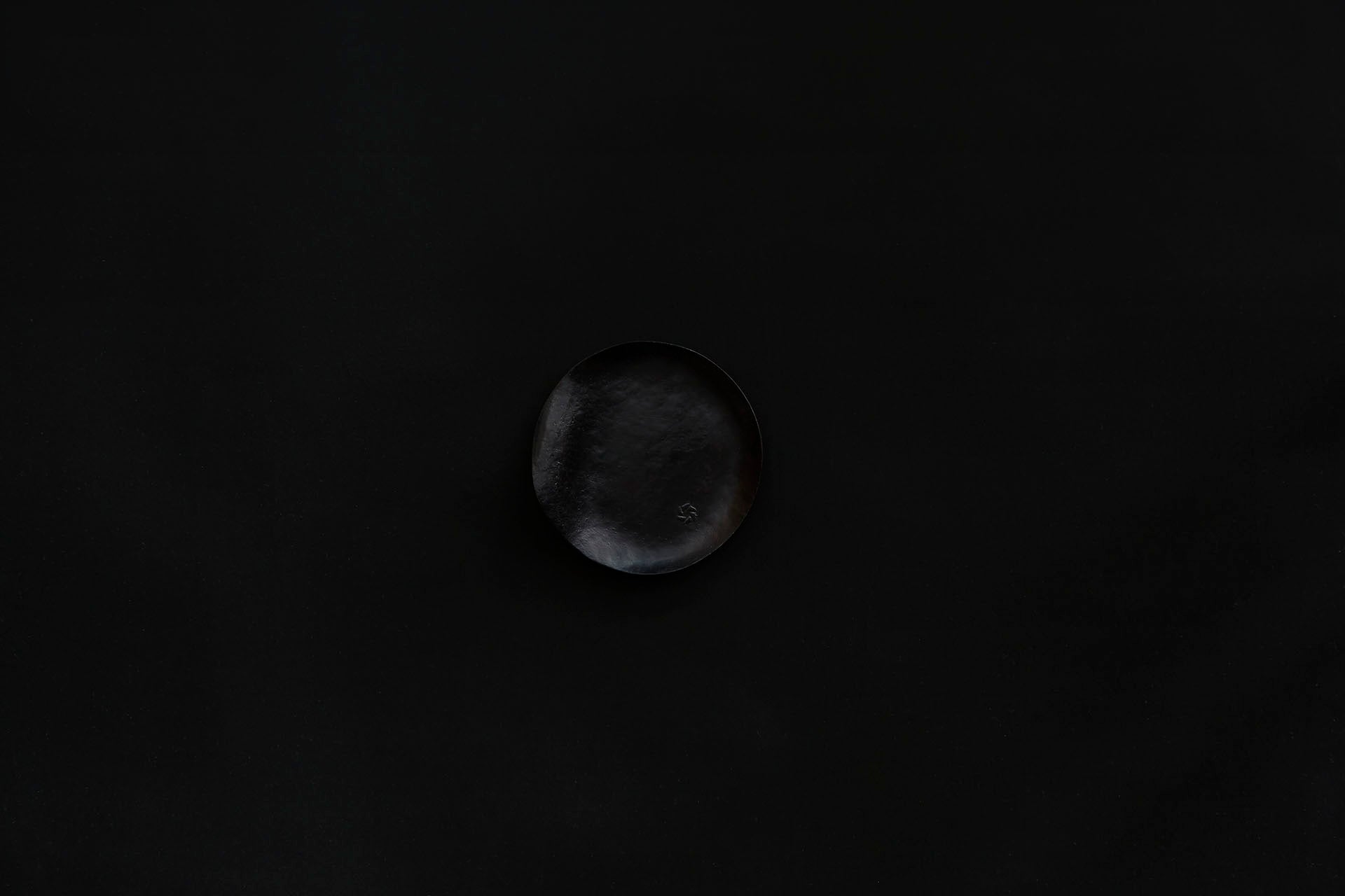 Assiette ronde en papier laquée en noir 