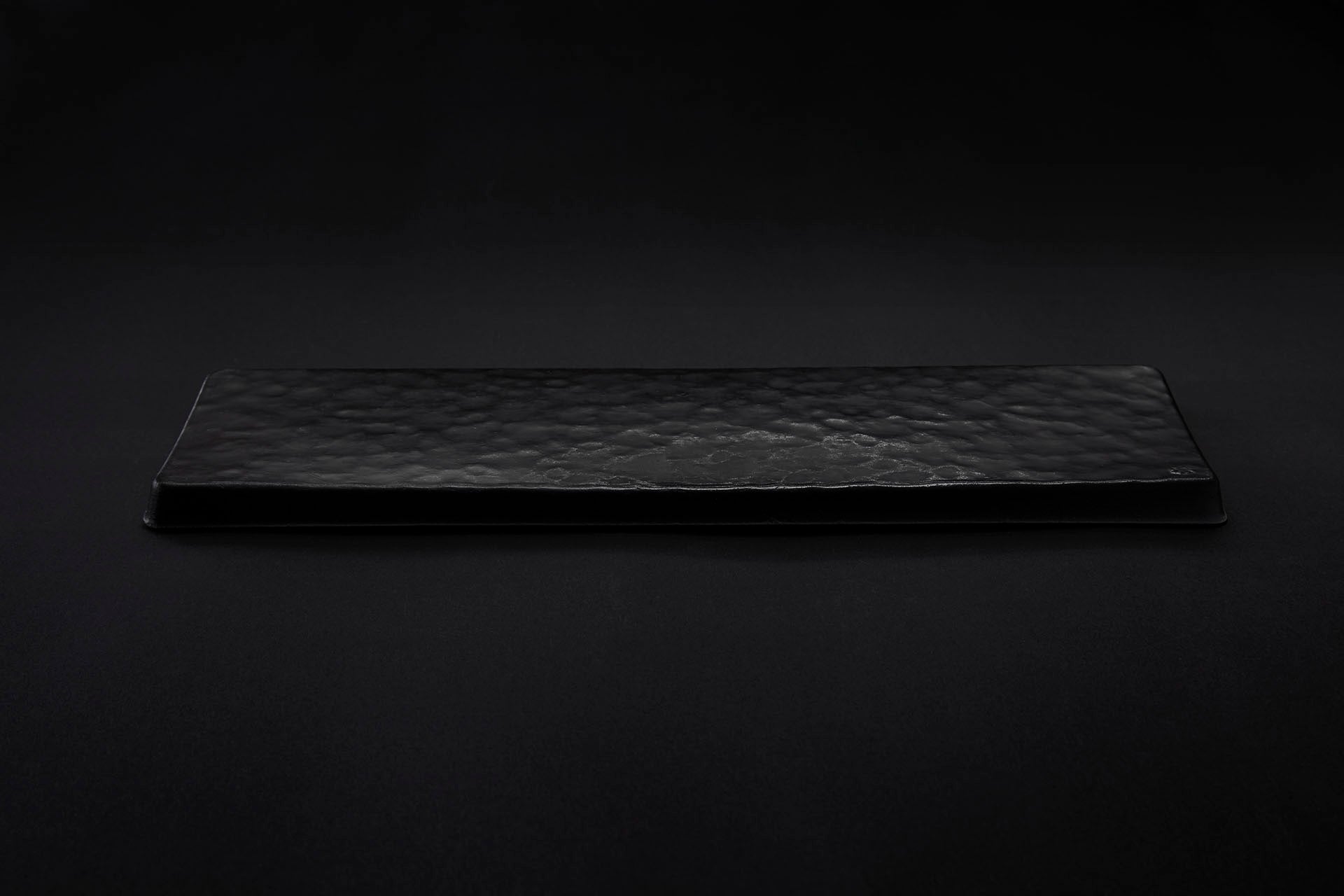 Assiette rectangulaire en papier laqué en noir