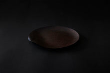 Load image into Gallery viewer, Assiette ronde en papier laquée de couleur ambrée sur un vermillon

