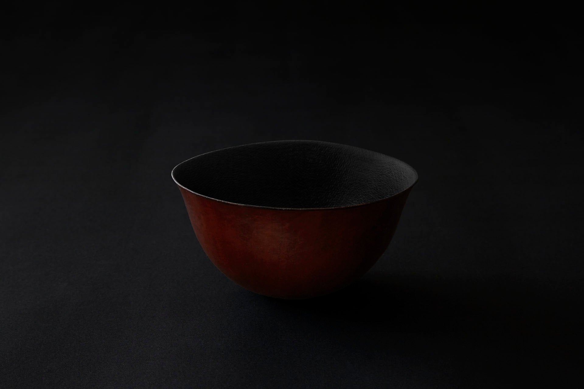 Bol en papier laqué de couleur ambrée sur vermillon