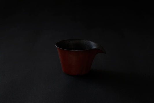 Tasse à café en papier laquée en couleur ambrée sur un vermillon