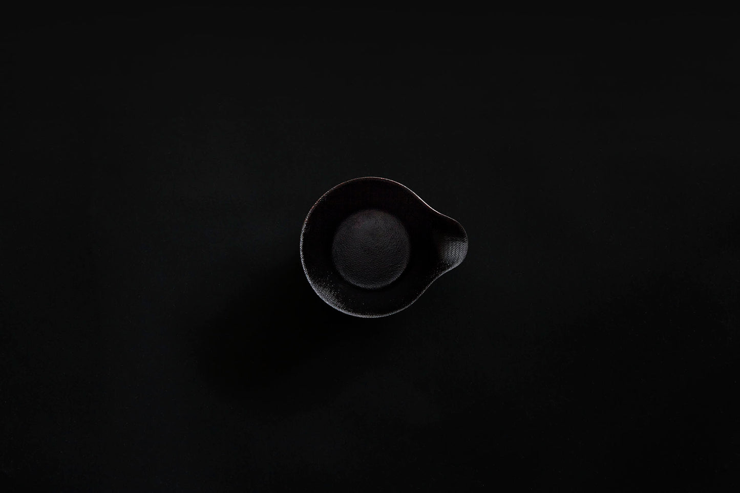 Tasse à café en papier laquée en couleur ambrée sur un vermillon