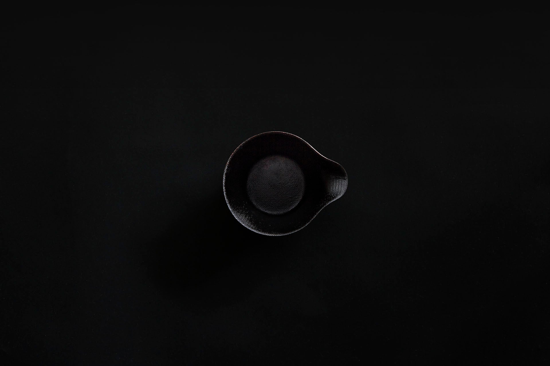 Tasse à café en papier laquée en couleur ambrée sur un vermillon