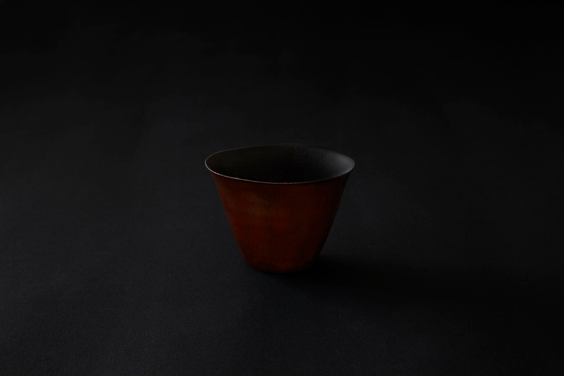 Verre à saké en papier laqué de couleur ambrée sur vermillon