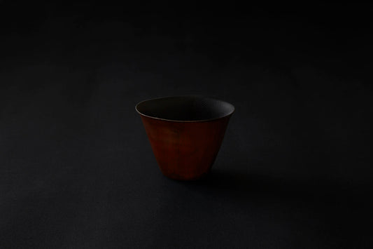 Verre à saké en papier laqué de couleur ambrée sur vermillon