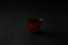 Charger l&#39;image dans la galerie, Verre à saké en papier laqué de couleur ambrée sur vermillon
