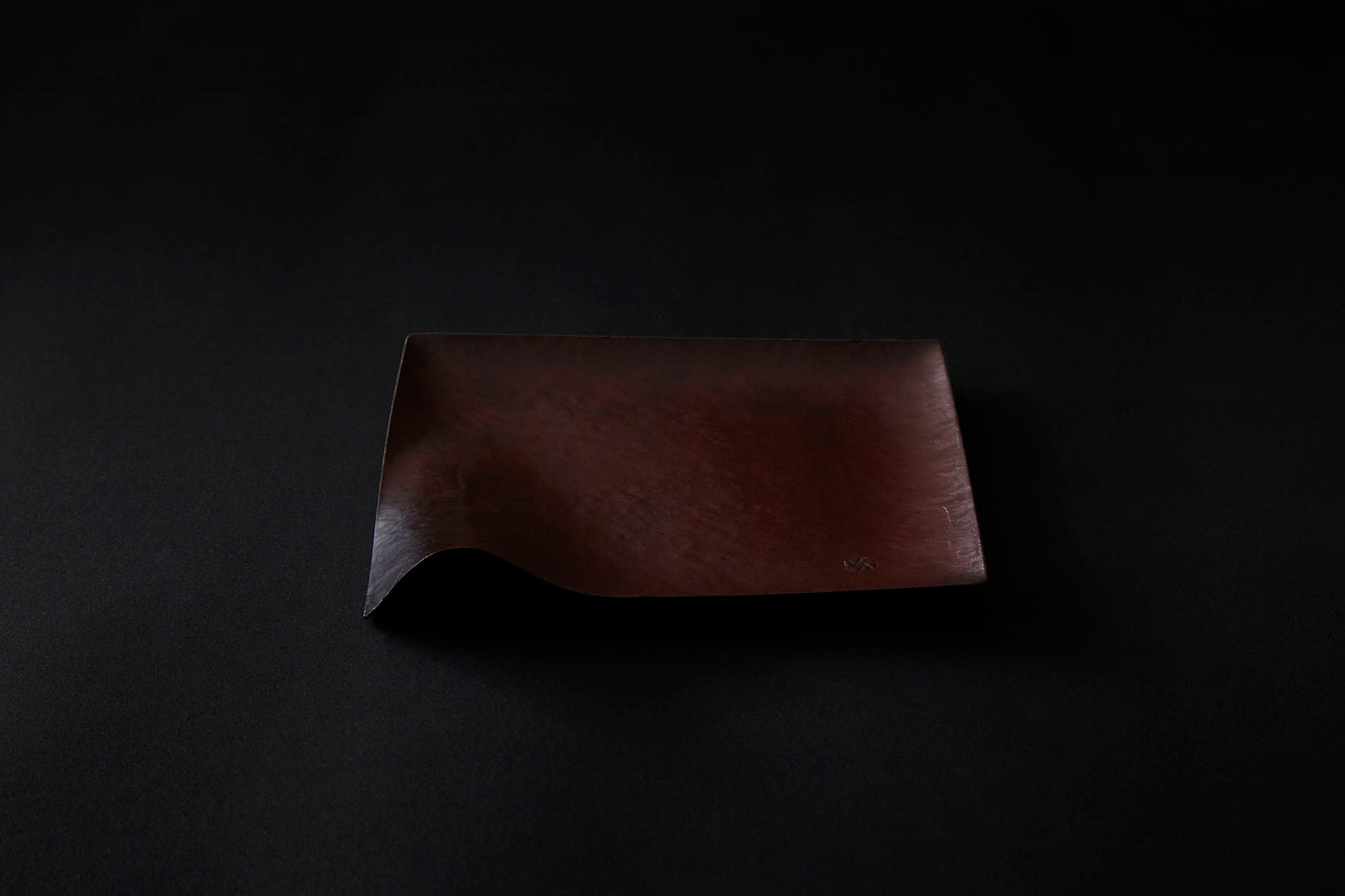 Assiette carrée en papier laquée de couleur ambrée sur un vermillon