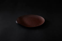 Load image into Gallery viewer, Assiette ronde en papier laquée en noir sur un vermillon
