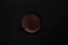 Load image into Gallery viewer, Assiette ronde en papier laquée en noir sur un vermillon

