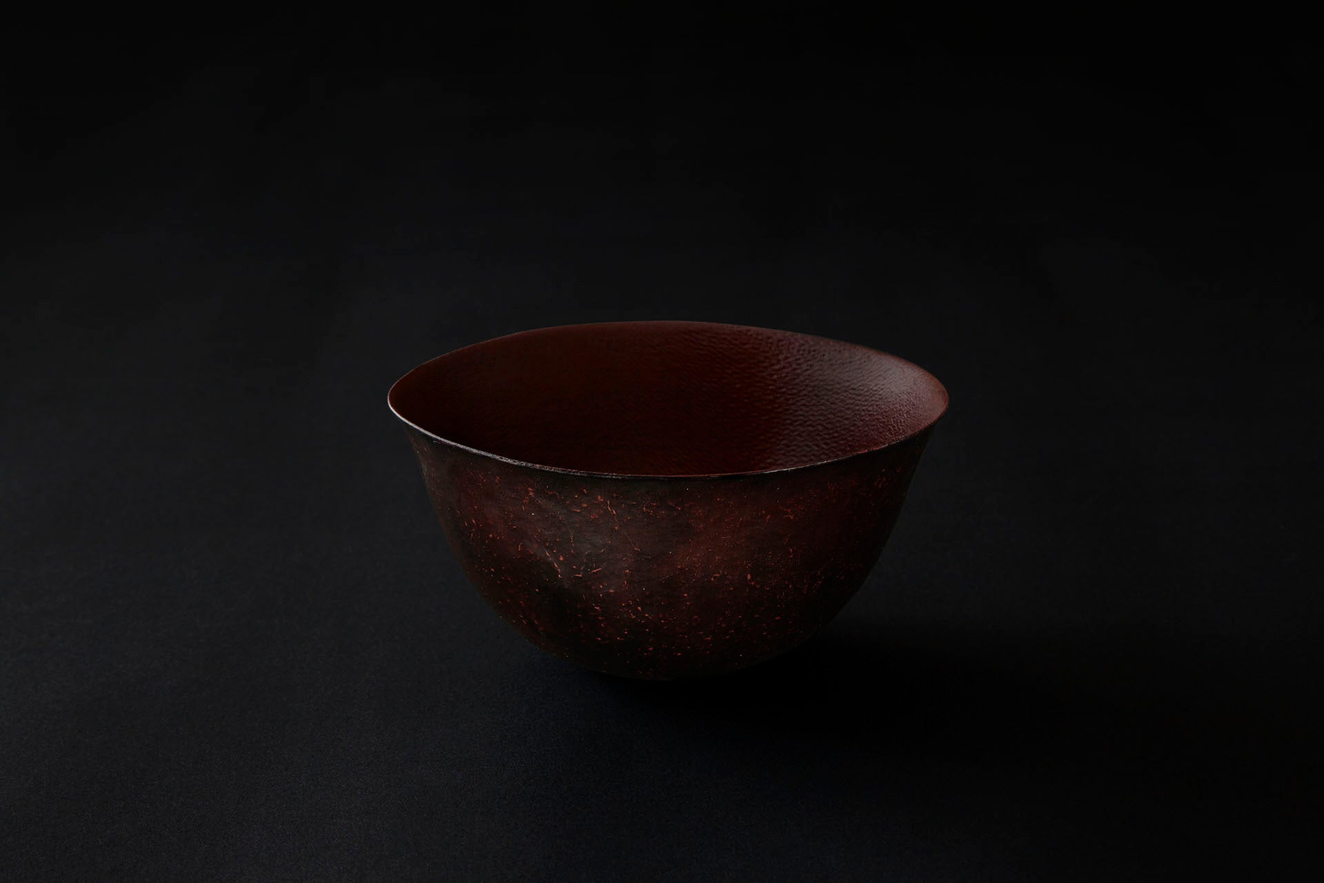 Bol en papier laqué en noir sur vermillon