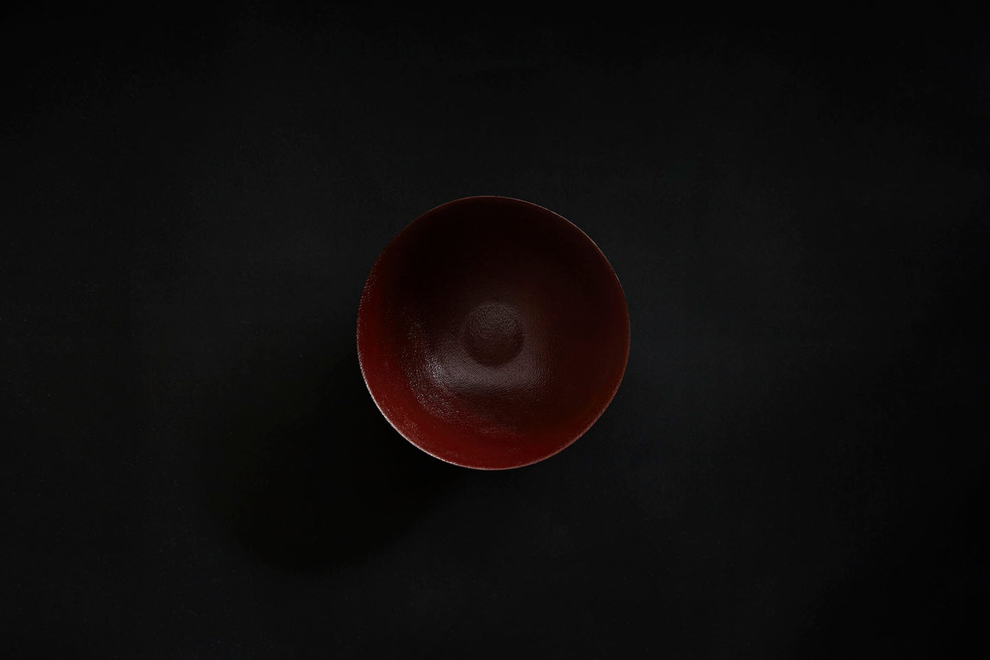 Bol en papier laqué en noir sur vermillon