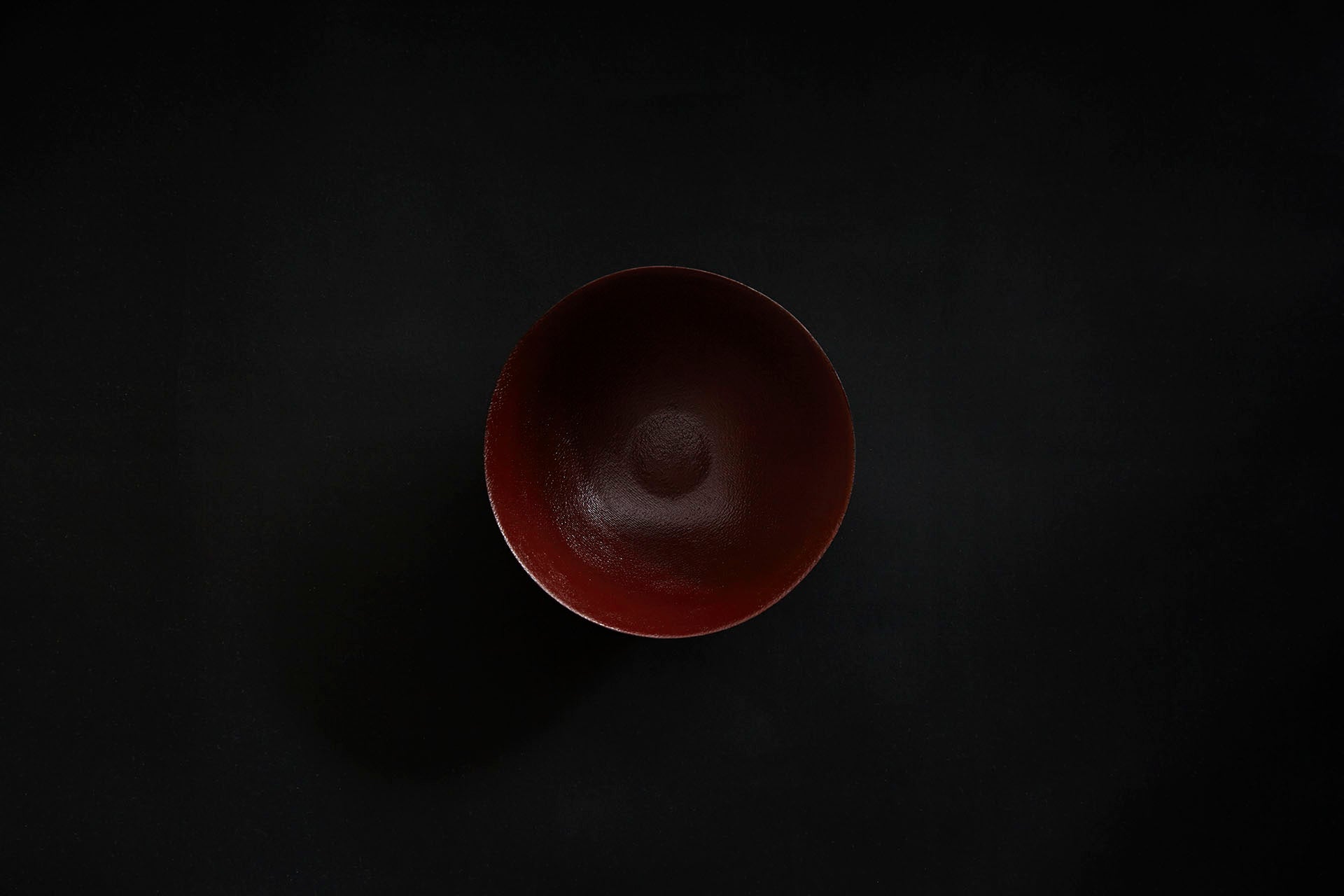 Bol en papier laqué en noir sur vermillon