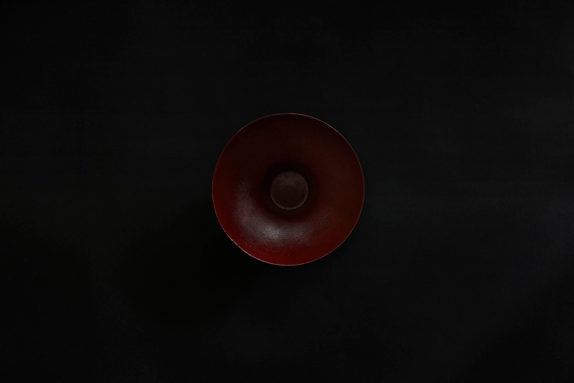 Coupelle en papier laquée en noir sur vermillon