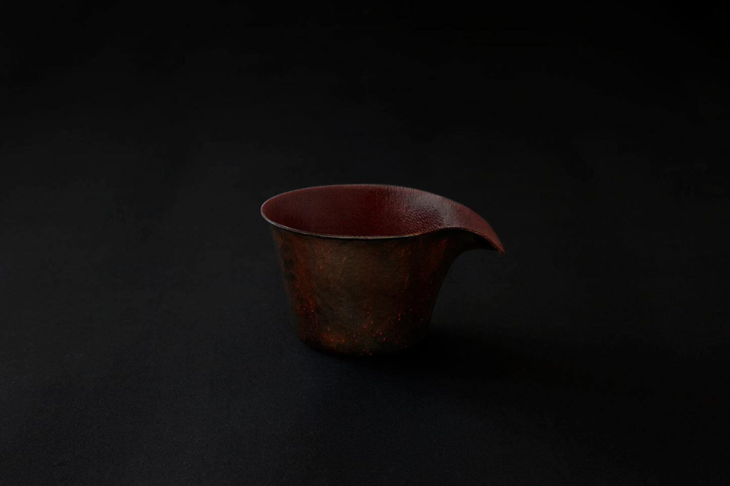 Tasse à café en papier laquée en noir sur un vermillon