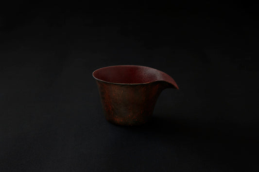 Tasse à café en papier laquée en noir sur un vermillon