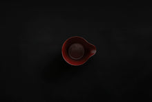 Load image into Gallery viewer, Tasse à café en papier laquée en noir sur un vermillon
