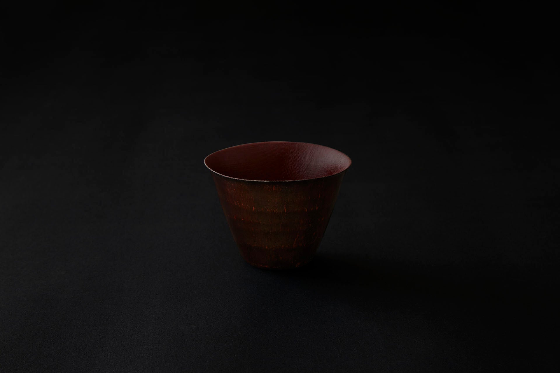 Verre à saké en papier laqué en noir sur vermillon