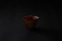 Charger l&#39;image dans la galerie, Verre à saké en papier laqué en noir sur vermillon
