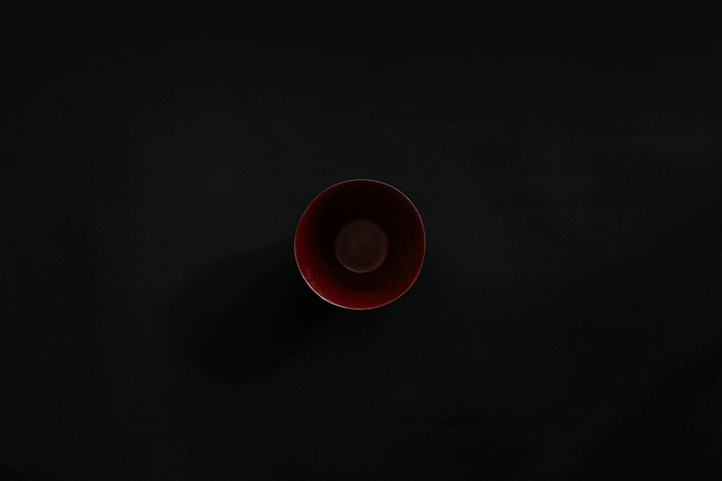 Verre à saké en papier laqué en noir sur vermillon