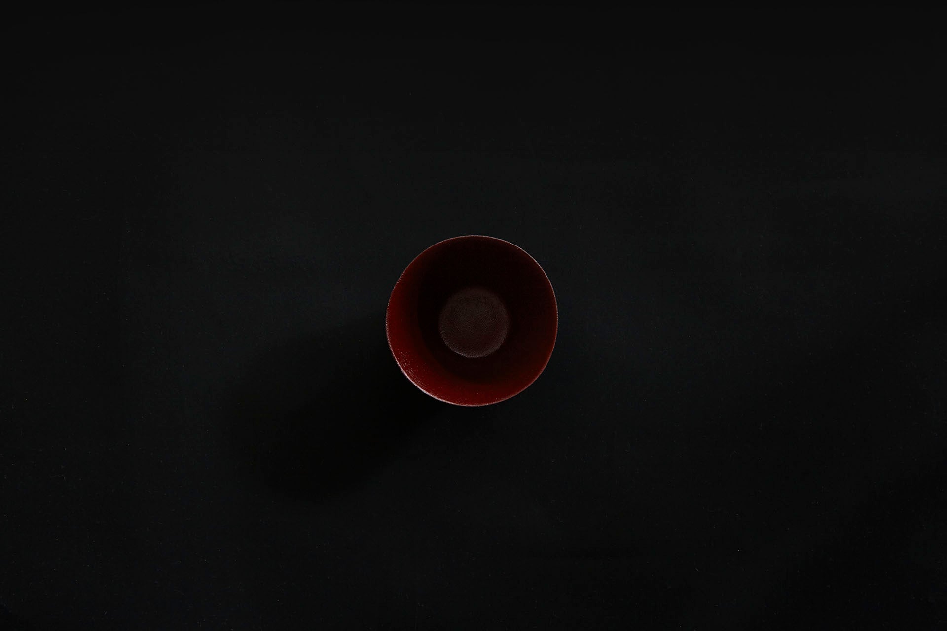 Verre à saké en papier laqué en noir sur vermillon