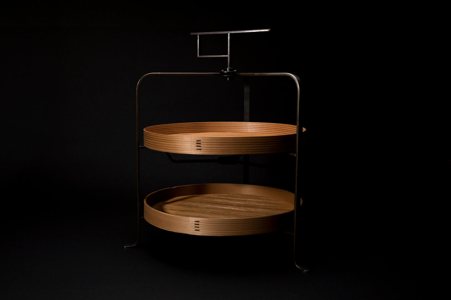 Présentoir en bois et cuivre