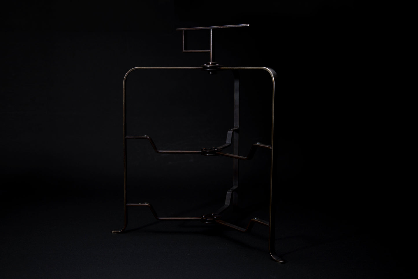 Présentoir en bois et cuivre