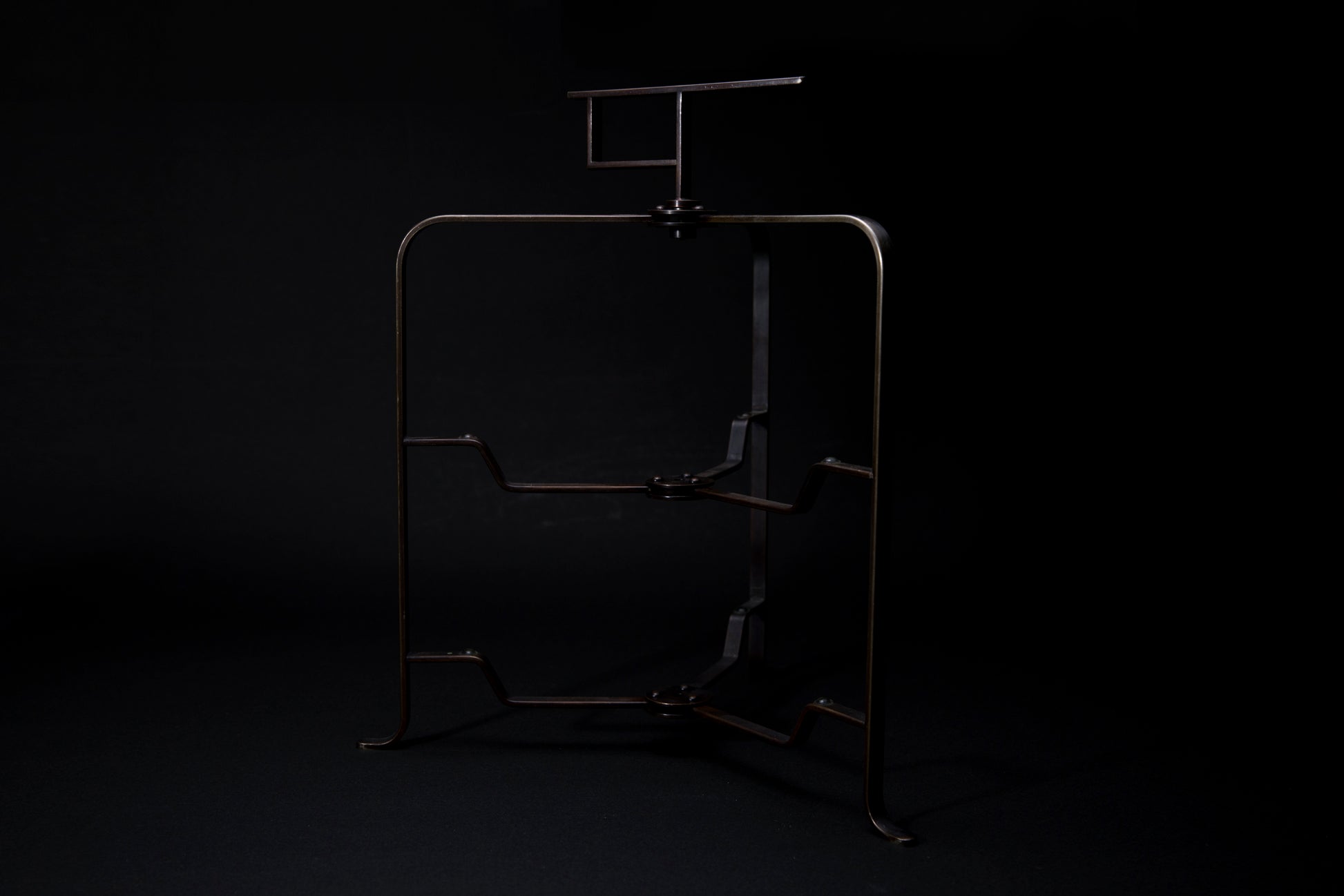 Présentoir en bois et cuivre