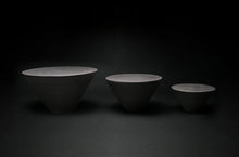 Charger l&#39;image dans la galerie, Assiette en forme de cône - artisanat japonais - Ogata PARIS
