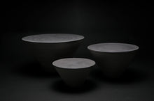 Load image into Gallery viewer, Assiette en forme de cône - artisanat japonais - Ogata PARIS
