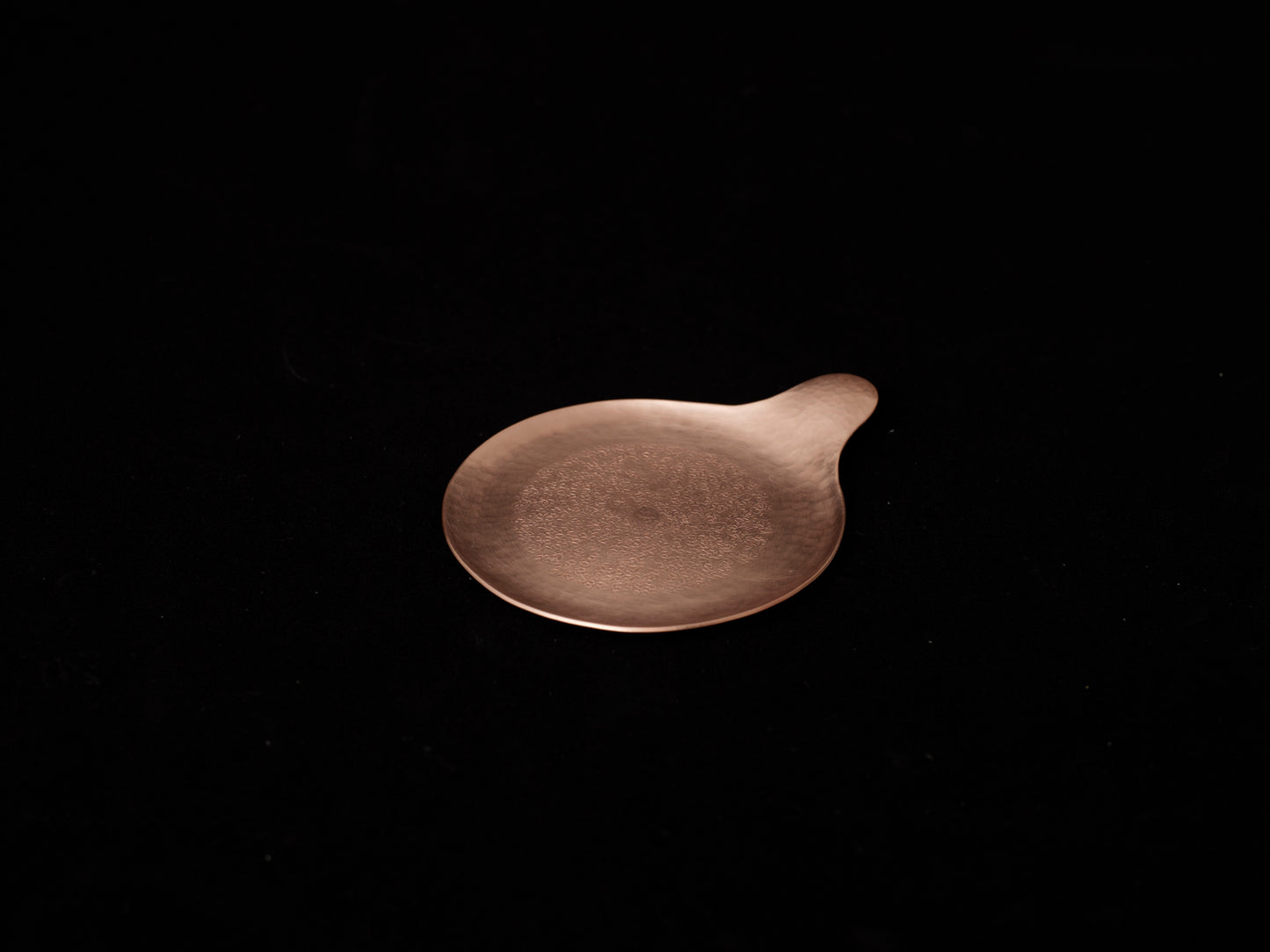 Sous-tasse avec poignet plaqué cuivre